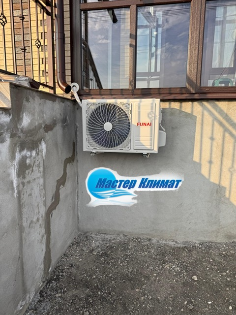 Наружный блок на кронштейнах у входа в дом