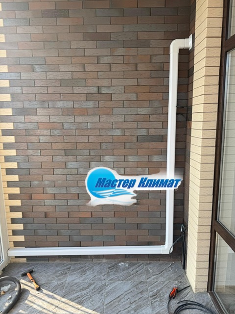 Аккуратно уложенная трасса в кабель канал